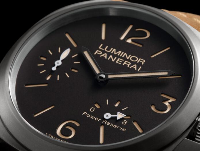 This is the first time that Panerai has set the power reserve indication at 5 o'clock.