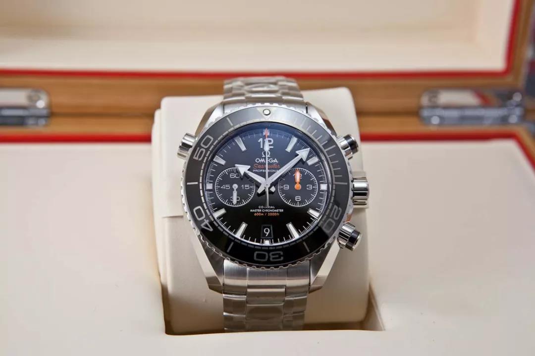 The high-performance Omega Seamaster Planet Ocean is water resistant to a depth of 600 meters.