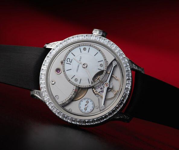 The appearance of this timepiece presents the high level of watchmaking craftsmanship.