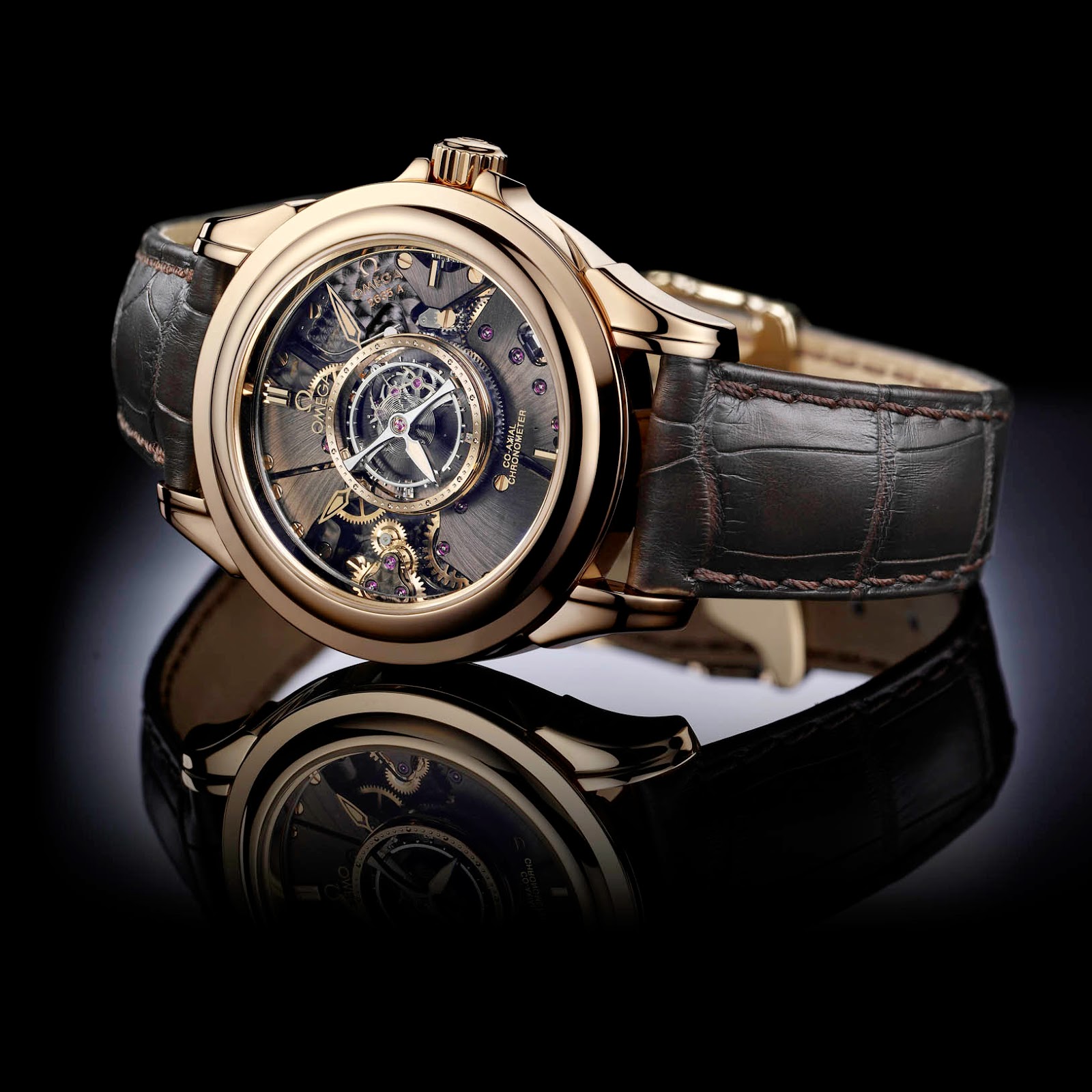 The skeleton dial makes the Swiss copy watch more technological and eye-catching.