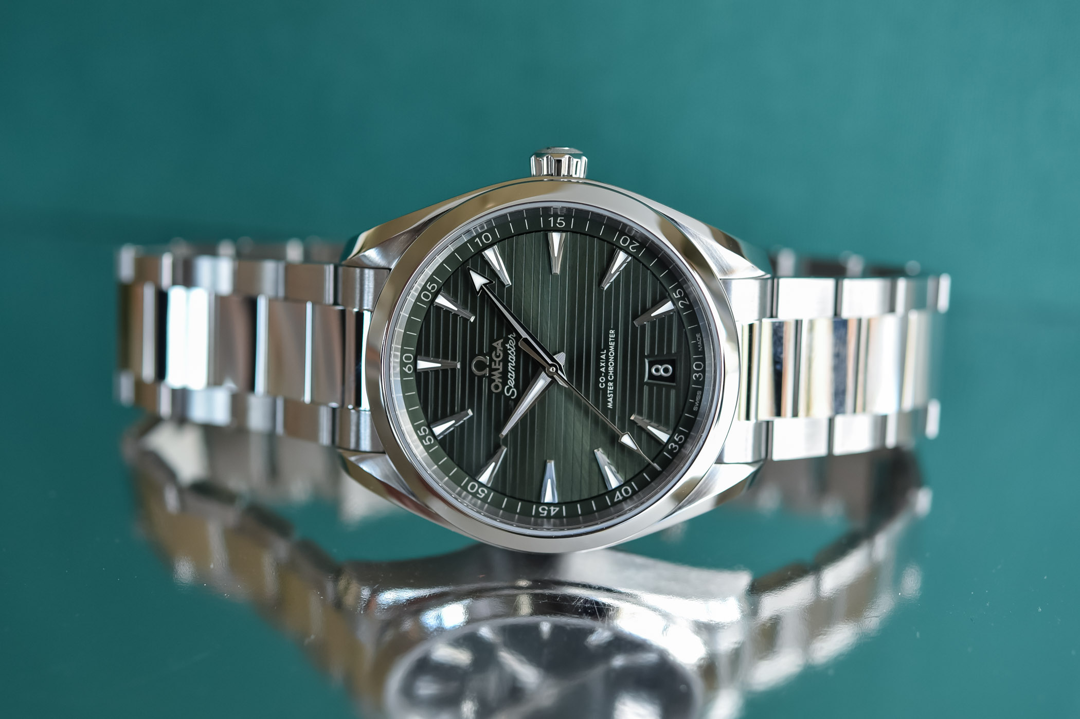 The green dial makes the fake Omega more dynamic.