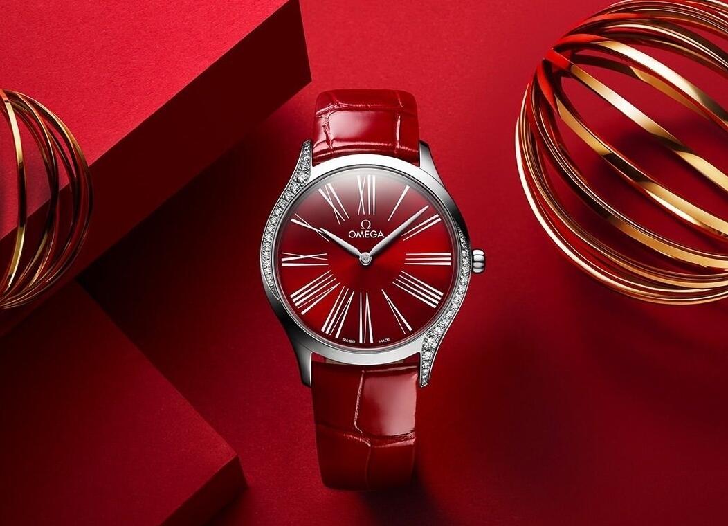 Online fake watches are showy with red color.